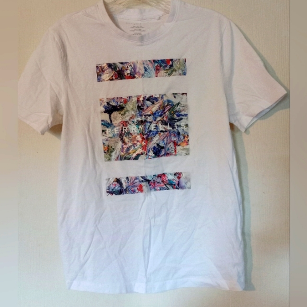 Perry Ellis T Shirt sz. Small Floral‎